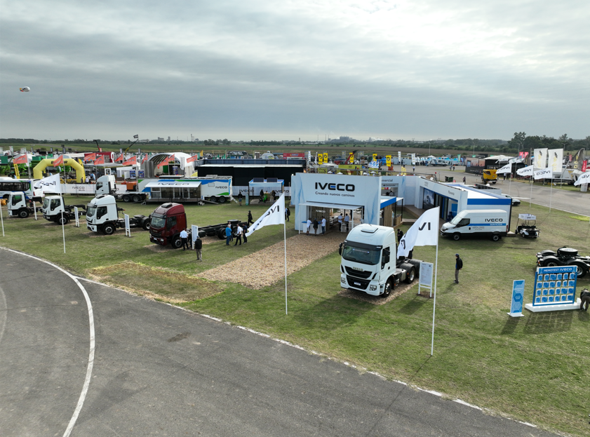 IVECO exhibirá su gama completa de vehículos, destacando la renovación de la gama Tector y la incorporación de una nueva en el país. Con nuevas propuestas comerciales y soluciones para el transporte y la posventa, su stand contará además con la participación de su Red de Concesionarios, la más grande de Argentina.