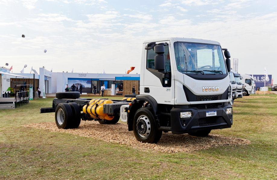 IVECO exhibirá su gama completa de vehículos, destacando la renovación de la gama Tector y la incorporación de una nueva en el país. Con nuevas propuestas comerciales y soluciones para el transporte y la posventa, su stand contará además con la participación de su Red de Concesionarios, la más grande de Argentina.