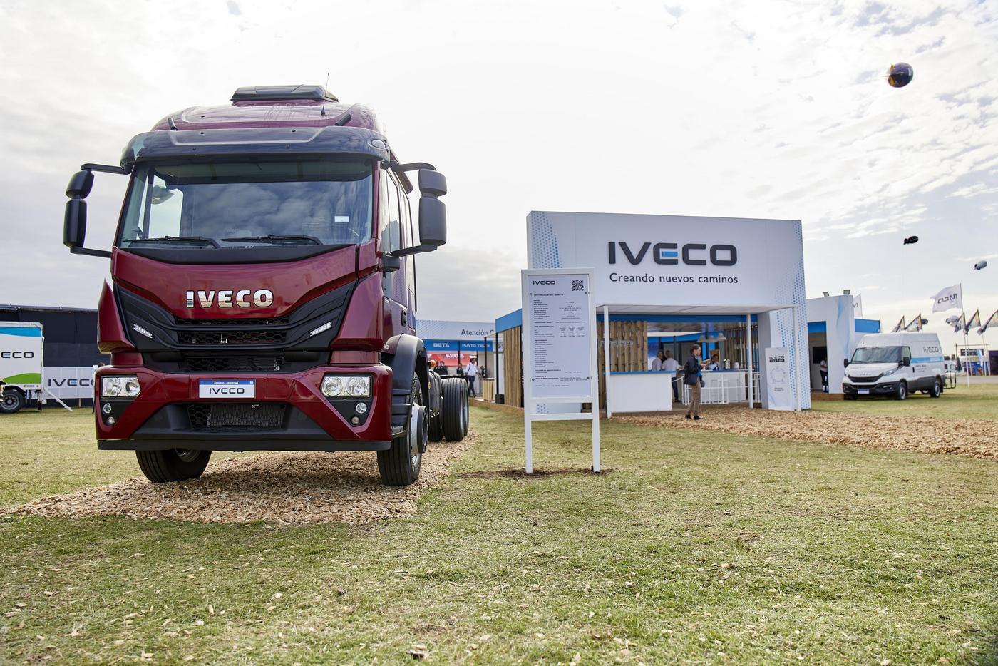IVECO exhibirá su gama completa de vehículos, destacando la renovación de la gama Tector y la incorporación de una nueva en el país. Con nuevas propuestas comerciales y soluciones para el transporte y la posventa, su stand contará además con la participación de su Red de Concesionarios, la más grande de Argentina.